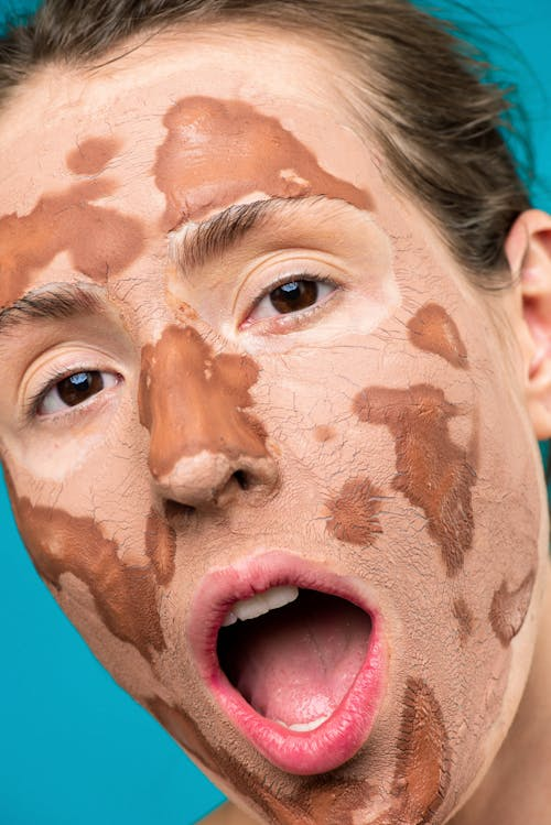 Application de sérum et soin avant maquillage : préparer la peau lisse avant d’unifier son teint
